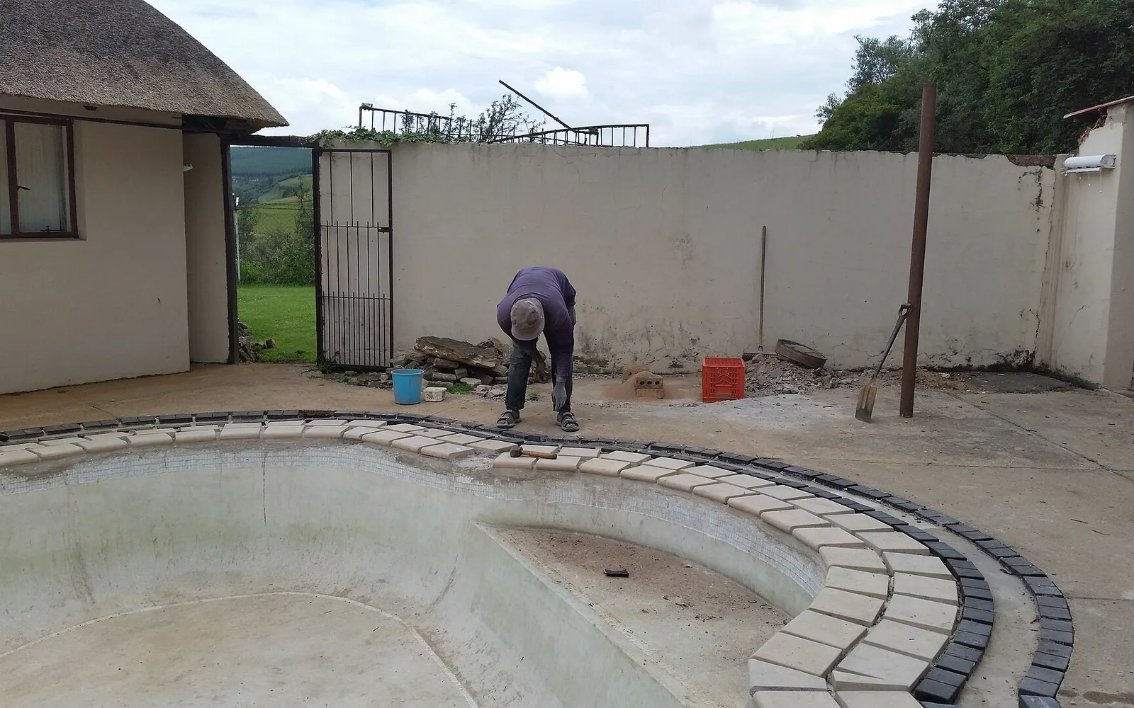 La piscina antes de la renovación, vaciada