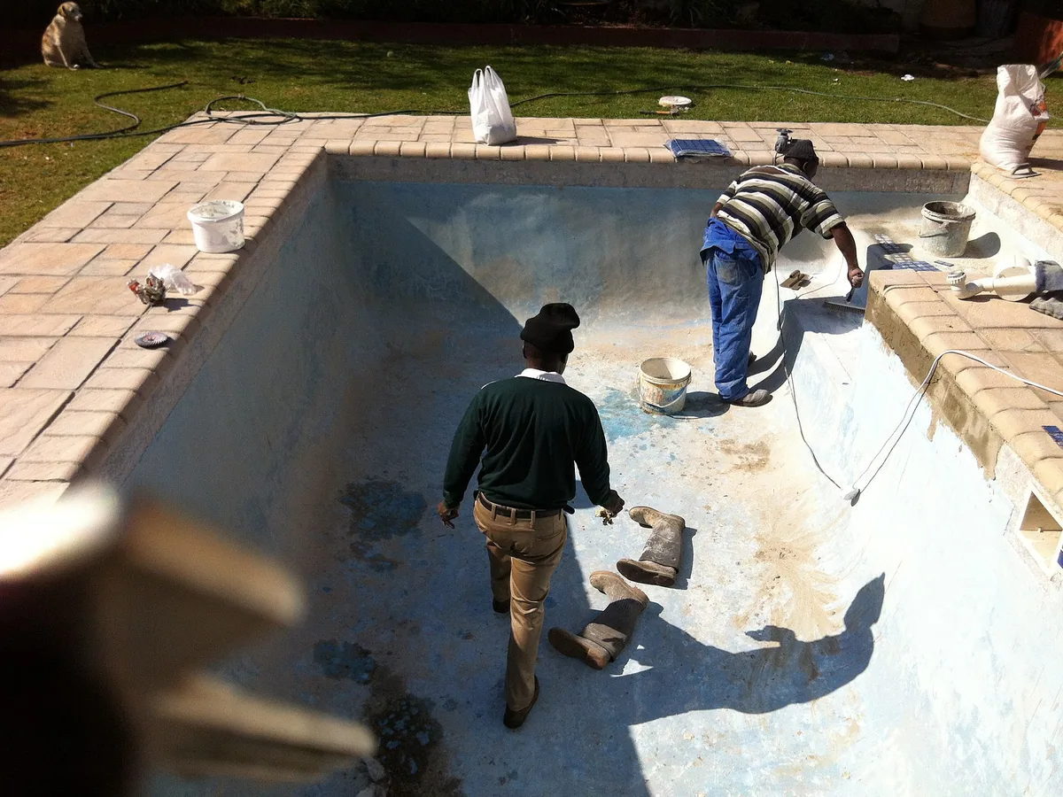 Piscina en construcción, colocando la coronación