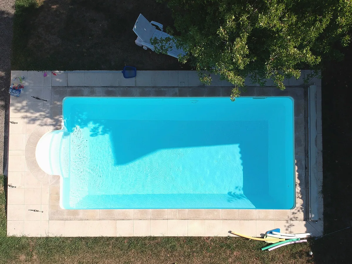 Piscina con escalera romana vista desde arriba