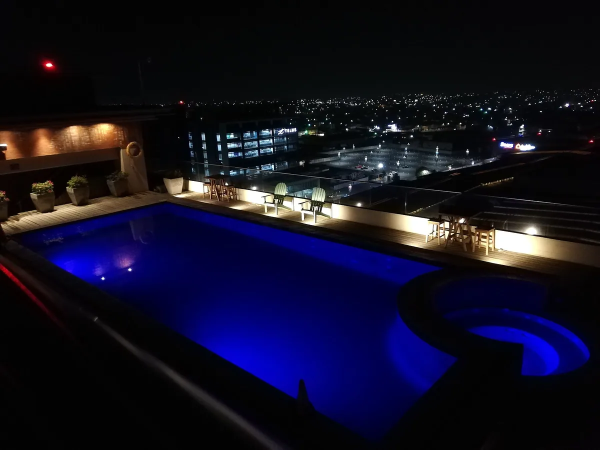 Piscina iluminada de noche